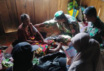 Satgas Yonif 126/KC saat obati warga yang Sakit Demam dan Pusing