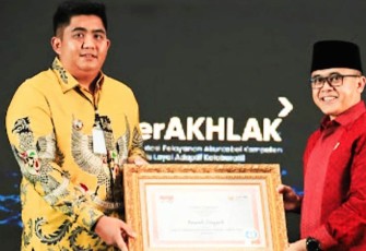 Bupati Bintan saat Terima Penghargaan Inovasi Pelayanan Publik dari Menpan-RB RI