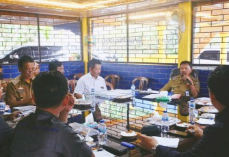 Bupati Pesibar, Agus Istiqlal, saat pimpin rapat di villa way batu, Kec.Pesisir Tengah, Senin (05/09/2022).