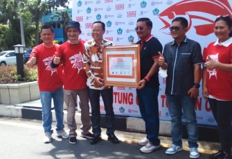 Walikota Bitung saat menerima certifikar rekor Asia bakar ikan terbanyak