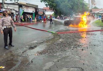 Pasca sebuah mobil Terbakar di Depan SPBU Leuwiliang, Kamis (22/09), sekitar pukul 12.30 WIB. 