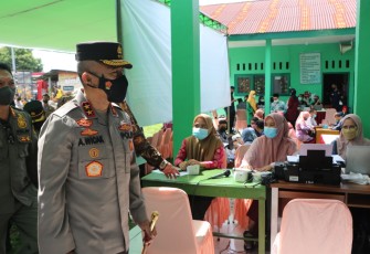 Kapolda Bengkulu Irjen Pol. Drs Agung Wicaksono, M, Si saat meninjau vaksinasi booster.