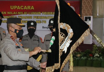 Kapolda Bengkulu Irjen Pol. Drs. Agung Wicaksono,M, Si saat pimpin tradisi pencucian Pataka 