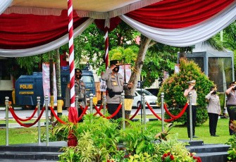 Kapolda Kepri saat Pimpin Upacara Kenaikan Pangkat 337 Personel Polda dan Polres Jajaran