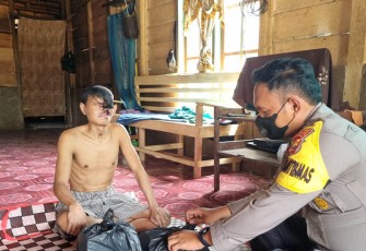 Briptu Harry Purba mendatangi langsung rumah Hendri Dunan di Sungai Lintang dan memberikan bantuan berupa sembako.