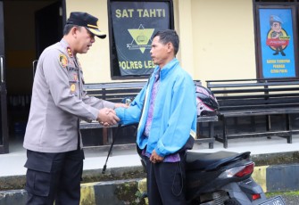 Kapolres Lebong AKBP. Awilzan, SIk, Sabtu siang (18/11/2022) saat menyerahkan motor ke pemilik di Mako Polres Lebong.