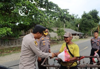 Polisi saat salurkan Paket Sembako ke Masyarakat