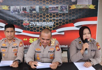 Kapolres RL AKBP H. Tonny Kurniawan, S.IK., Kapolsek Curup IPTU Singgih Wirastho, Kasi Humas Polres Rejang Lebong IPTU Bertha saat konferensi pers