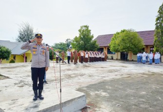 Kapolsek saat Jadi Pembina Upacara di SMKN 1 Peureulak