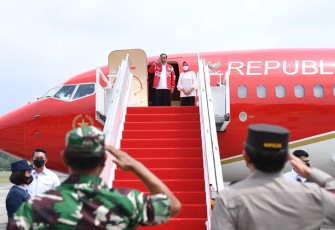 Presiden Joko Widodo didampingi Ibu Negara dari Pangkalan TNI AU Adi Sutjipto bertolak menuju Balikpapan, Kalimantan Timur. (Foto: twitter.com/jokowi) 