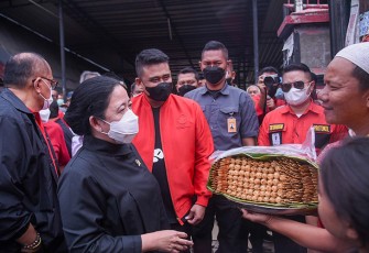 Puan Cek saat berkunjung ke Pasar Balige, Jumat (2/9/2022).