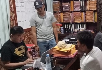 Pelaku Pungli saat dimintai keterangan penyidik