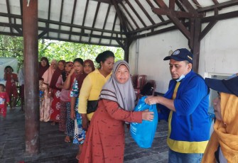 Ika Unair Sidoarjo saat Bagi Sembako 