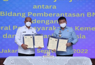 Penandatanganan perjanjian kerja sama antara Deputi Pemberantasan BNN RI, Irjen Pol Drs. Kenedy, S.H., M.M., dengan Direktur Jenderal Pemasyarakatan Kemenkumham, Reynhard SP Silitonga, di R. Moh. Hatta - BNN Cawang, Jakarta Timur, pada Senin (26/9).