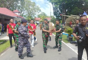 Danrem 131/Stg saat memasuki area panggung utama event Festival Pesona Selat Lembeh