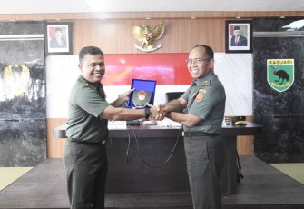 Kapoksahli Pangdam Kasuari, Brigjen TNI Wahyu Eko Purnomo saat terima Brigjen TNI Godman Siagian.