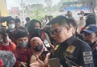 Anggota Komisi III DPR RI, Arteria Dahlan, saat diwawancara di stadion Kanjuruhan, Malang.