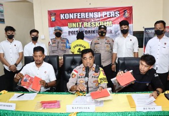 Konferensi pers di Mapolsek Daik Lingga, Kamis (27/10/2022).