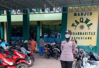 Polwan Kepahiang Berjaga Disejumlah Masjid saat Ibadah Jumat