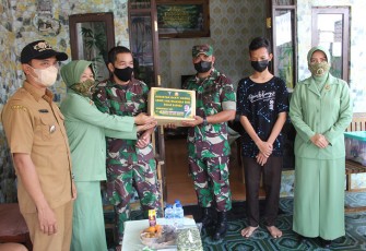 Ketua Persit KCK Cabang XLII Kodim 1016 Palangka Raya saat Bakti Sosial