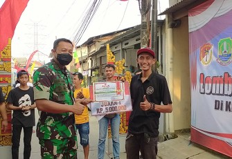 Dandim 0507/Bekasi saat Berikan Hadiah kepada Pemenang Lomba Mural Pancasila