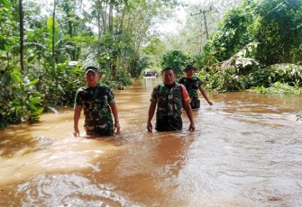 Petugas saat cek lokasi banjir 