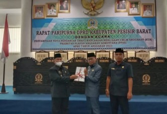 Penyampaian Nota Pengantar Draf Rancangan KUA PPAS APBD Tahun 2023, di Gedung DPRD Pesibar, Senin (8/8/2022).