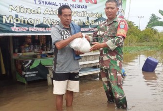 Babinsa saat Bagikan Sembako Secara 'Door To Door'