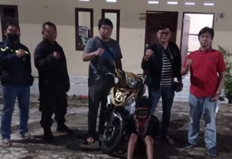 Tersangka saat diamankan Tim Gabungan bersama Unit Reskrim Polsek Muara Bangkahulu