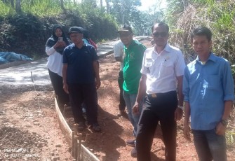 Wali Nagari Aia Manggih saat Monitoring Peningkatan Jalan Aia Dadok ke Carocai