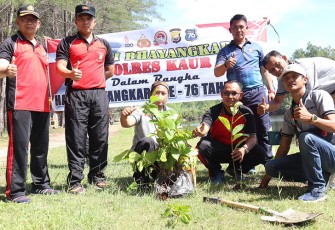 Kapolres Kaur AKBP Dwi Agung Setyono, S.I.K., M.H saat memimpin langsung giat tanam pohon ketapang laut, Sabtu (04/06/22).