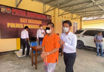 Tersangka kenakan baju orange saat diamankan petugas. Foto: Inews TV/Ismail Yugo
