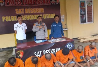 Wakapolres Bengkulu Utara Kompol Chusnul Qomar,SH,S.Ik,MM, yang didampingi Kasat Resnarkoba Polres Bengkulu Utara, Iptu Ardian Yunan Saputra,S.T.K,S.I.K, dan Kasi Humas Polres Bengkulu Utara, AKP Asnawi saat press conference, Rabu (12/10/22).
