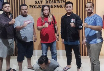 Terduga pelaku (diborgol) saat diamankan.