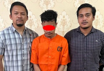 Tersangka (kenakan baju orange) saat diamankan petugas