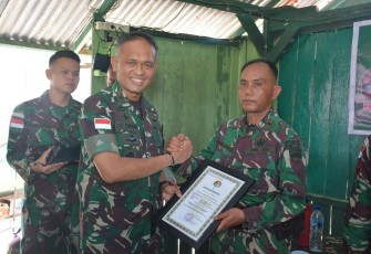 Dankolakops 172/ PWY saat memberikan Penghargaan Kepada Personel Satgas Yonif 126/KC