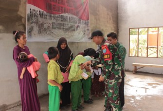 Satgas Pamtas Yonif 645/GTY saat Berikan Bantuan Sargal Untuk SD MIS Al-Wardah Balai Karangan