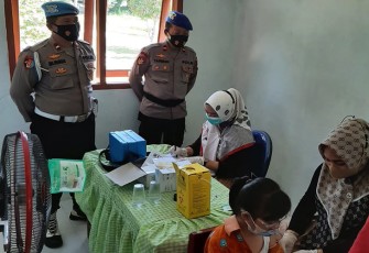 Vaksinasi di SD 008 Desa Tinjul, Kecamatan Singkep Barat, Kabupaten Lingga.