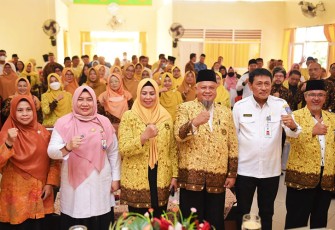 Hj.Dewi Kumalasari Ansar saat foto bersama