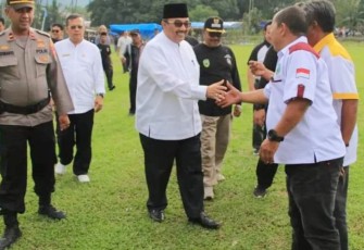 Bupati Pasaman saat Buka Open Turnamen Cup I Sepak Bola Nagari Padang Gelugur di lapangan hijau Gelugur Saiyo Tapus, Jumat (2/9) kemarin.