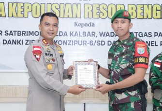 Wadan Satgas Pamtas Yonif 645/GTY saat Terima Penghargaan dari Kapolres Bengkayang