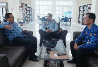 Kalapas Kelas III Suliki Kamesworo dan jajaran berkunjung ke Dinas Perpustakaan dan Kearsiapan Daerah Kabupaten Limapuluh Kota.