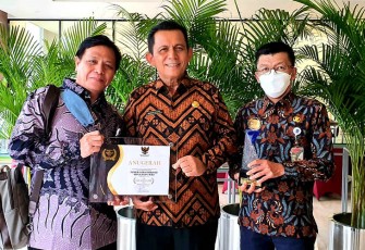 Gubernur Kepulauan Riau H.Ansar Ahmad, SE, MM (tengah) saat menerima anugerah Keterbukaan Informasi Publik dari Komisi Informasi Pusat 