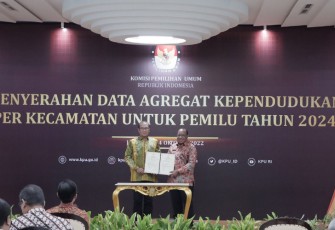 Wamendagri John Wempi Wetipo saat secara resmi menyerahkan Data Agregat Kependudukan per Kecamatan (DAK2) kepada KPU di Jakarta, Jumat (14/10/2022) 