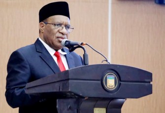 Wamendagri John Wempi wetipo pada Rapat Pleno dalam rangka Pengambilan Sumpah/Janji dan Pelantikan Anggota MRP Provinsi Papua Sisa Masa Jabatan Tahun 2017-2022 di Sasana Krida Kantor Pemerintah Provinsi (Pemprov) Papua, Jayapura, Jumat (30/9/2022).