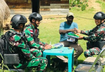 Satgas Yonif Mekanis 203/AK saat Anjangsana dan Komsos di Desa Balingga