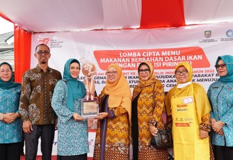 TP PKK Bengkulu saat menyerahkan hadiah juara lomba