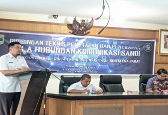 Kabid Persandian Eko Faisal membuka bimtek PHKS di Aula BKD Provinsi Sumbar.