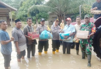 Kapolsek Ranto Peureulak saat Antar Bantuan ke Warga Korban Banjir