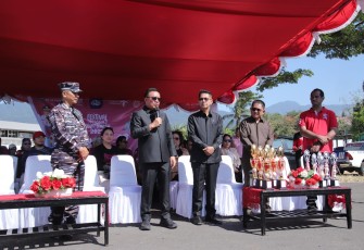 Wali Kota Bitung Maurits Mantiri saat membuka kegiatan parade perahu